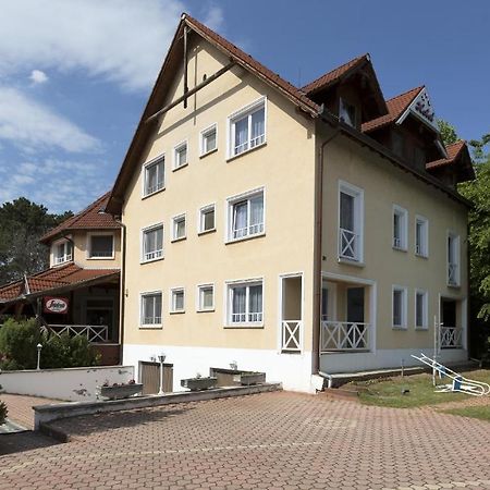 Hotel Francoise Балатонлелле Экстерьер фото