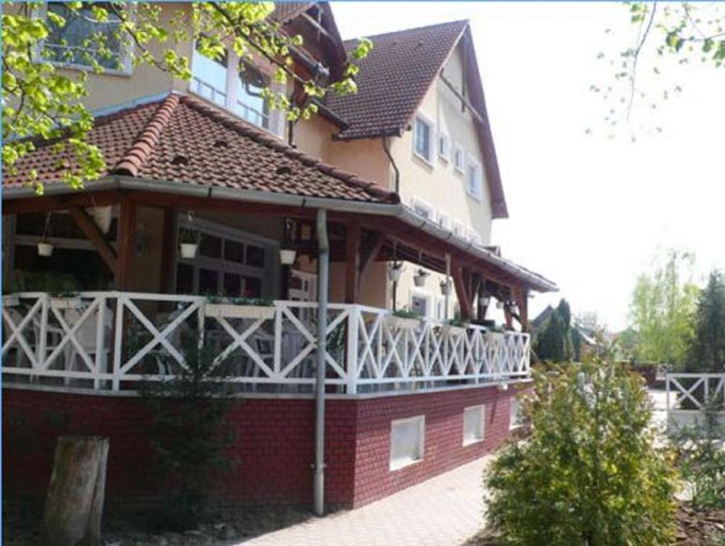 Hotel Francoise Балатонлелле Экстерьер фото