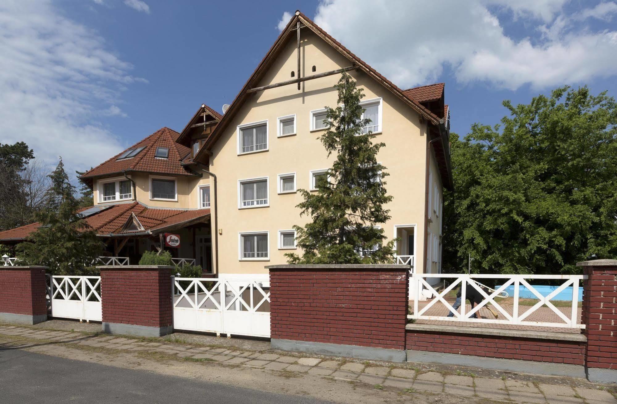 Hotel Francoise Балатонлелле Экстерьер фото