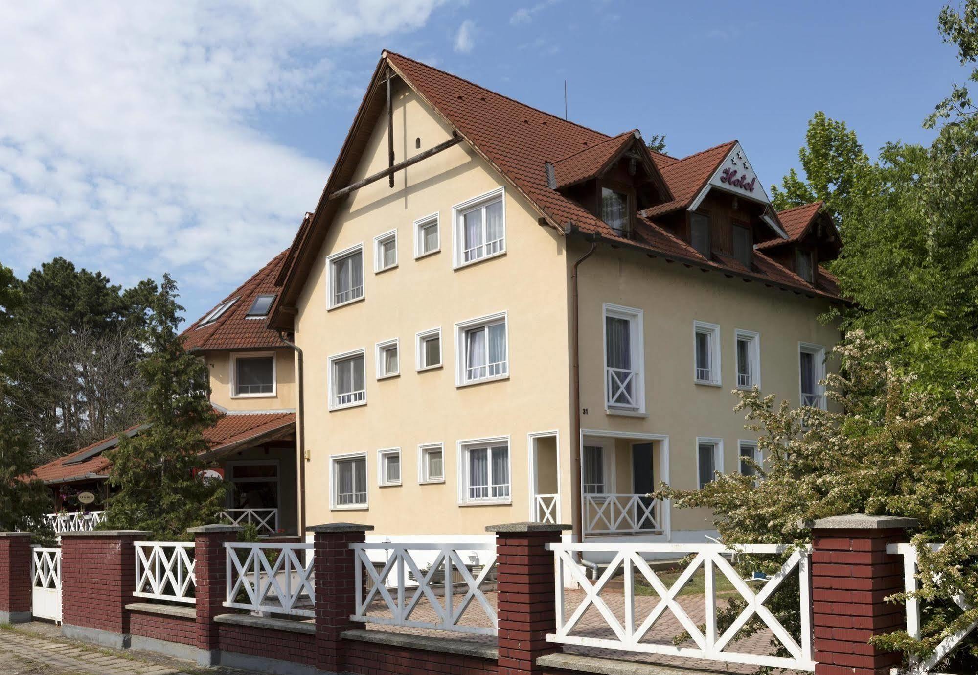 Hotel Francoise Балатонлелле Экстерьер фото