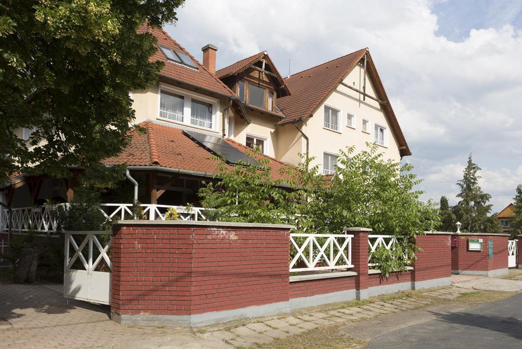 Hotel Francoise Балатонлелле Экстерьер фото
